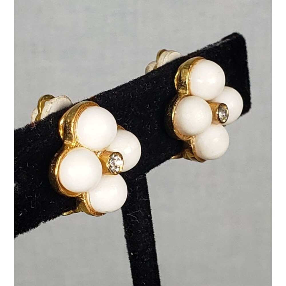 Vintage 1960s Signed YOSCA Gold Tone Crystal & White Cabochon Clip On Earrings - Picture 5 of 11